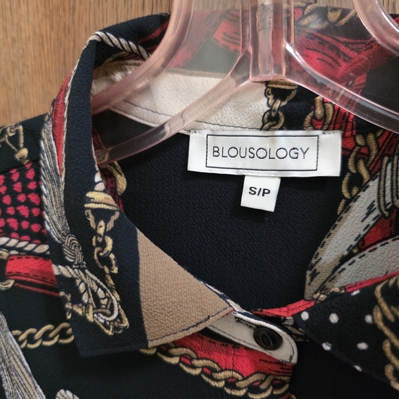 #005 BLOUSEOLOGY | Red & Black & Tan Chain Pattern Buttonup Blouse - Small - Picture 4 of 5